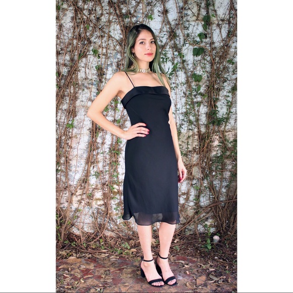 Scene-stopping, curve-hugging 90's LBD. - Picture 1 of 4
